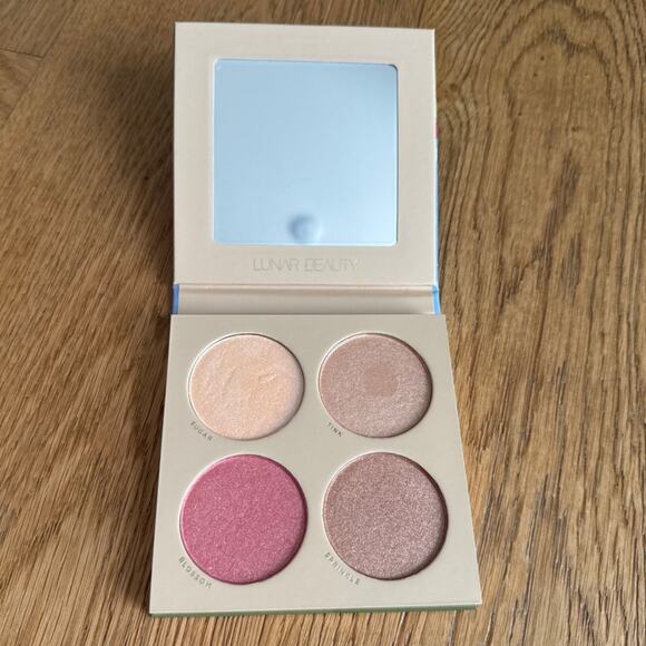 Lunar Beauty - Moon Shroom Highlighter Palette - Picture 3 of 3